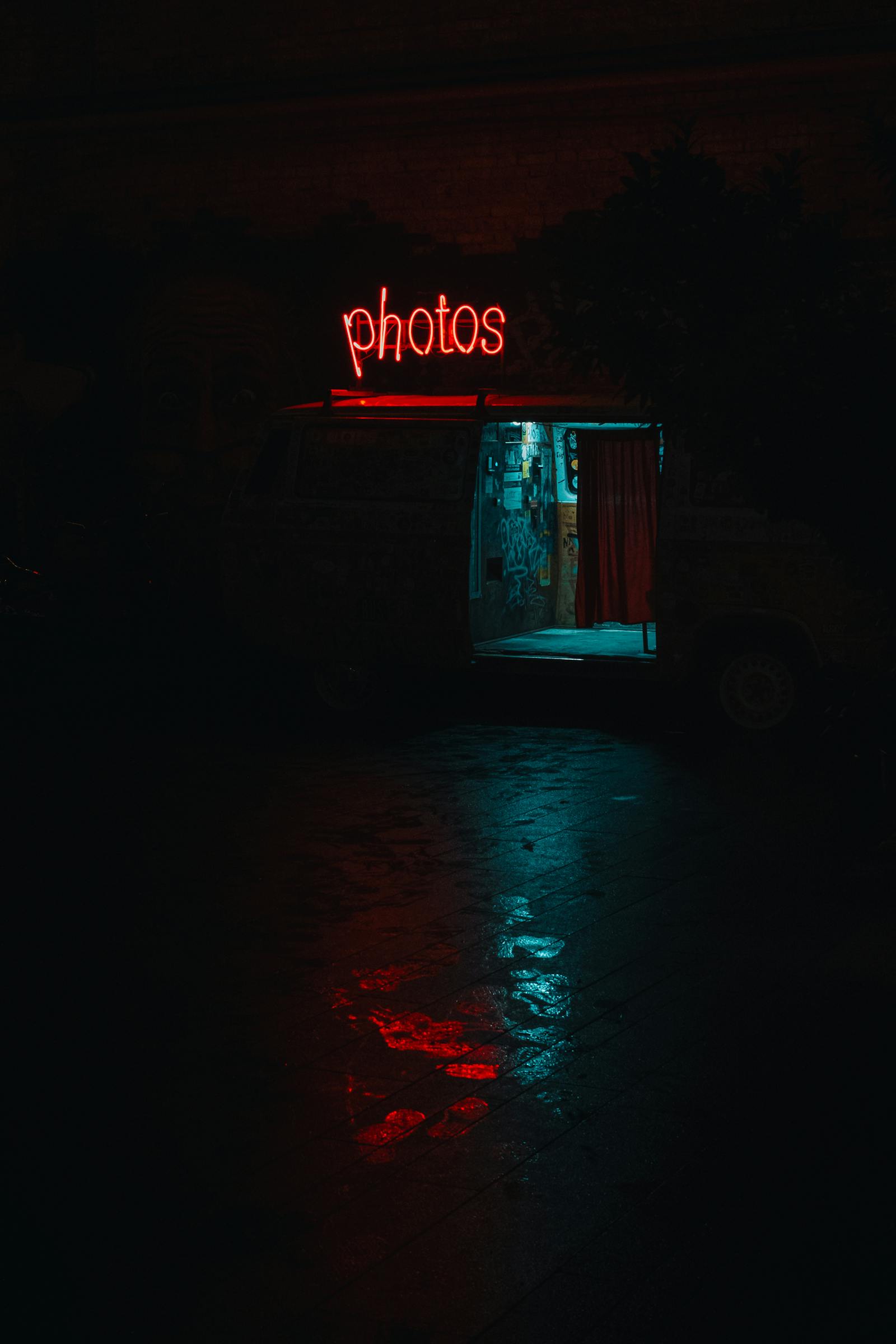 Persoon poseert voor een photobooth met AI-filters en neon effecten