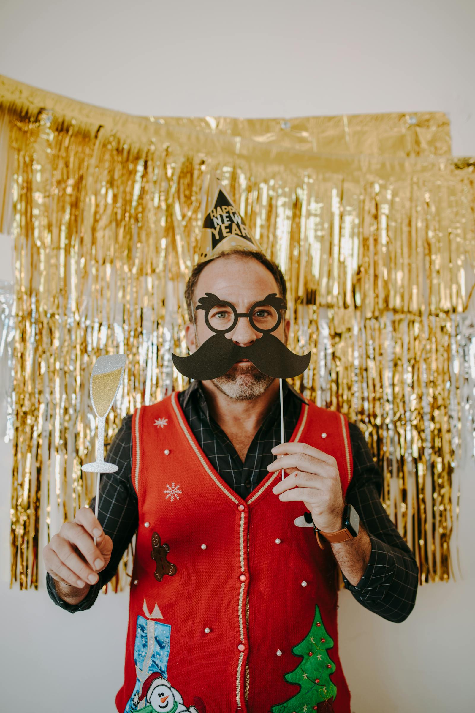 Familie en kinderen lachen in een verjaardagsphotobooth met ballonnen
