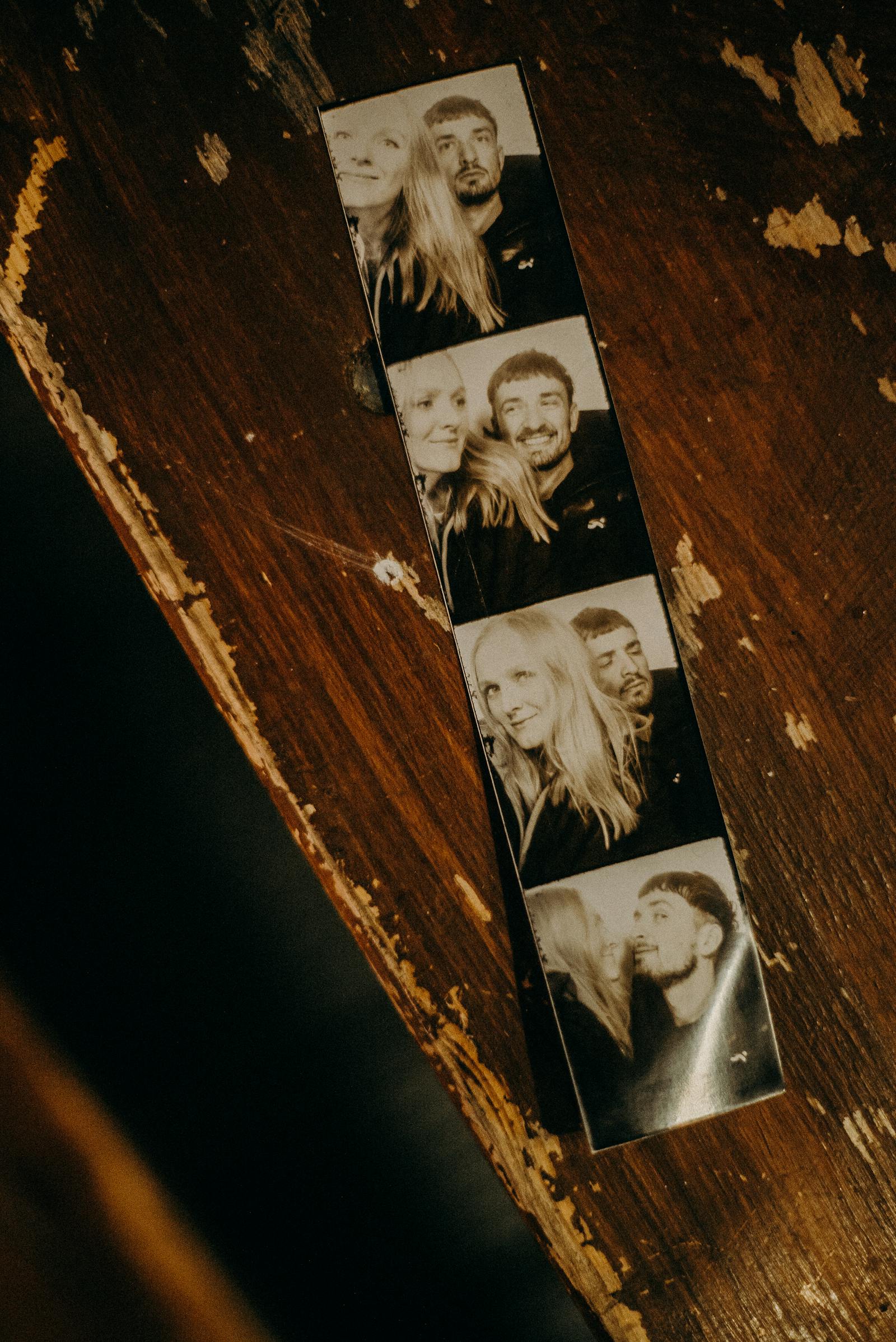 Handen houden een verse photobooth printstrip vast